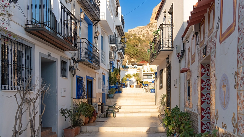 Quiet hidden spots in Alicante with old town streets and local corners